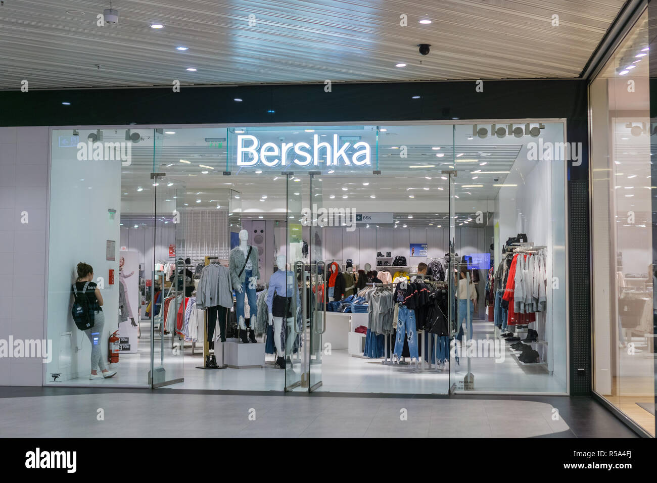 Entrada de la tienda bershka fotografías e imágenes de alta resolución -  Alamy