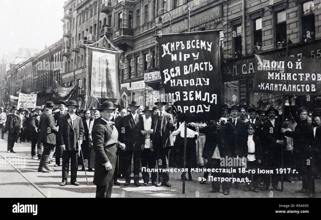 Manifestación política en Petrogrado, 18 de junio de 1917, la izquierda pancarta dice "todo el poder a la gente -la paz a todo el mundo - Todas las tierras al pueblo" y la derecha pancarta dice: "abajo con el ministro-capitalistas"; estos fueron los lemas bolchevique. Foto de stock