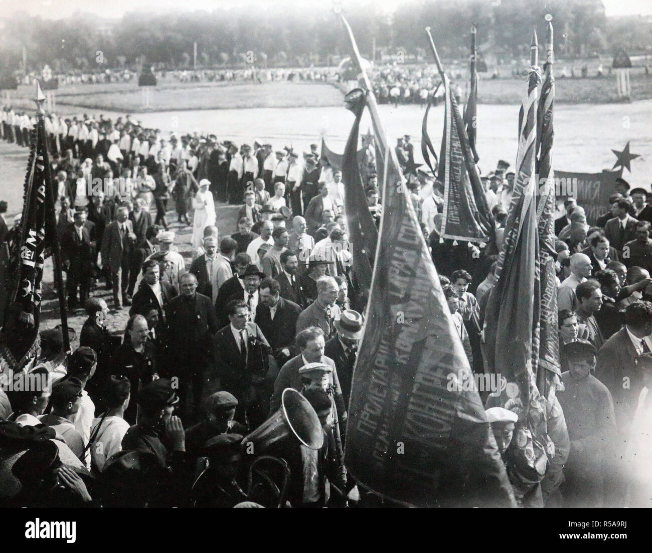 Puede haber sido la procesión que tuvo lugar al comienzo del II Congreso de la III Internacional Comunista, organizada para rendir homenaje a las víctimas de la Revolución de Febrero, enterrados en esta zona. Uno reconoce Nikolaï Bujarin (1888-1938) a la izquierda. Foto de stock