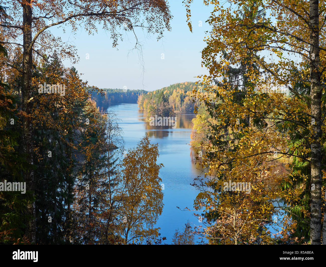 Otoño lago paisajes con colores de otoño en parque natural en Finlandia. Foto de stock