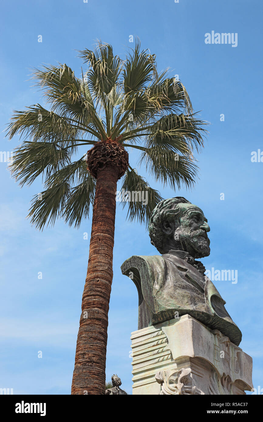 Busto de Giuseppe Verdi en frente de la casa de la ópera en Piazza Verdi, Palermo, Sicilia, Italia Foto de stock
