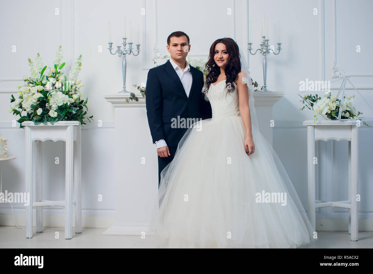 Fotografía de estudio de la familia. Par de fotografía de la boda. El  esposo y la esposa Fotografía de stock - Alamy