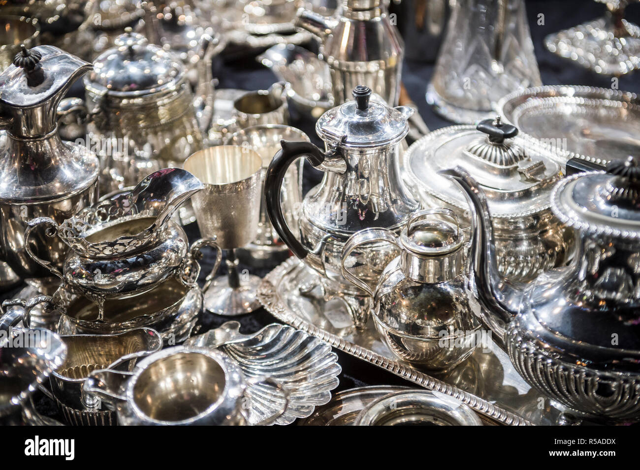 Resumen antecedentes brillantes de antiguas piezas de vajilla de plata en  un revoltijo de lujo de fotograma completo Fotografía de stock - Alamy