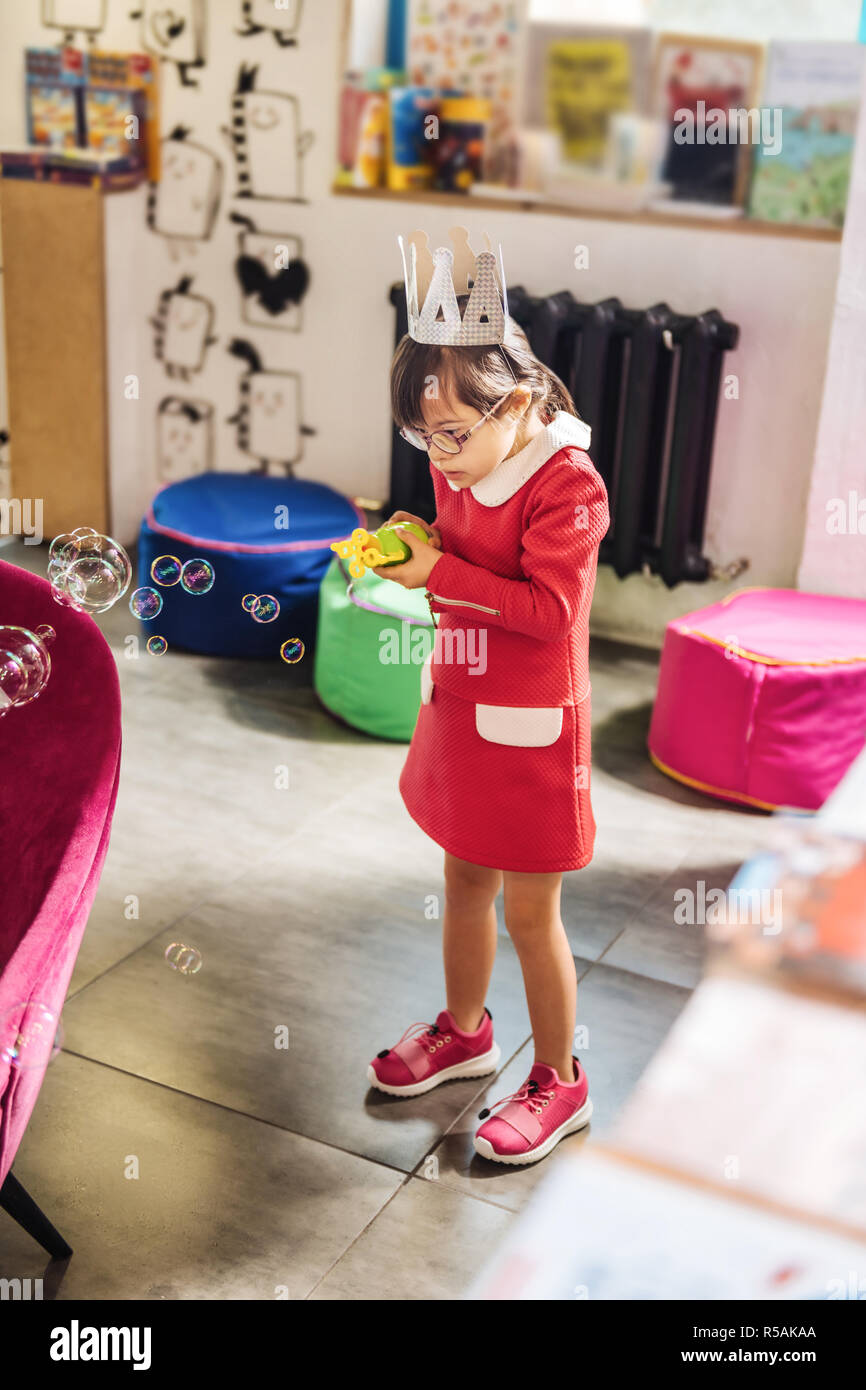 Foto de niños jugando pompas de jabón.