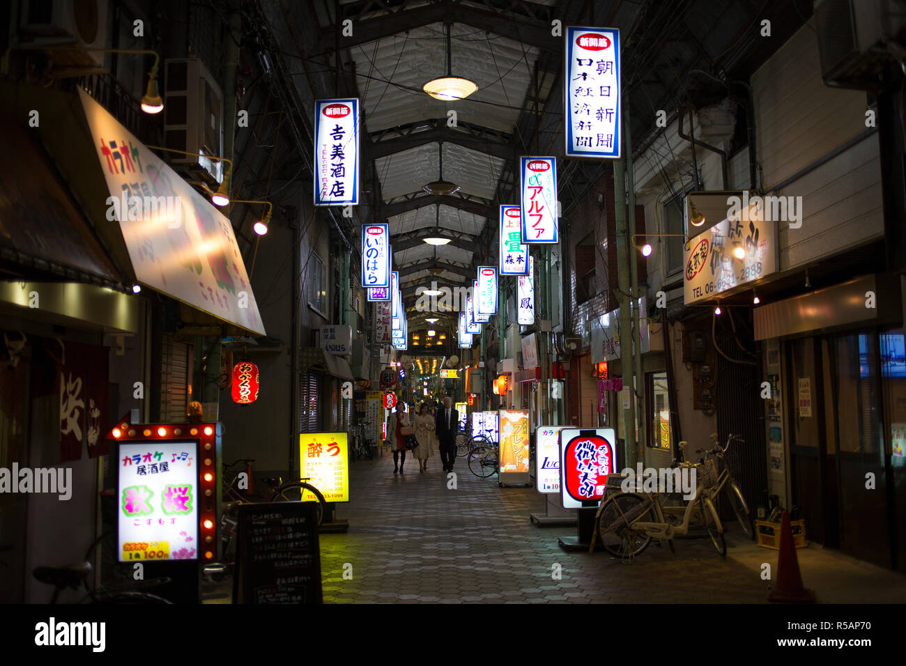 Una calle comercial cerca de Tobita Shinchi también conocido como Tobita Yukaku, el mayor distrito de burdeles en el oeste de Japón, en Osaka. Foto por Akira Suemori Foto de stock