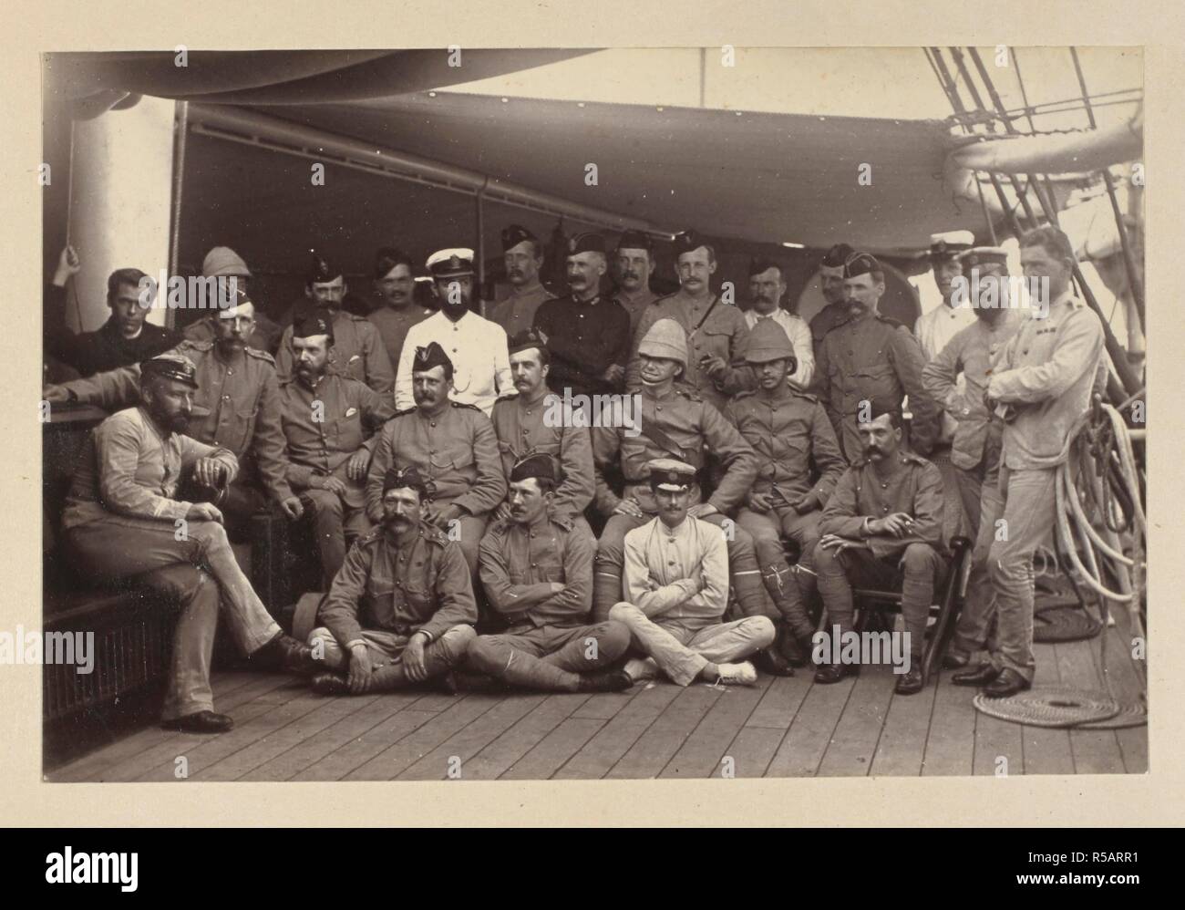 Un grupo de oficiales de la Fuerza Expedicionaria Burmah a bordo del  'Tenasserim', que dejó a Madrás el 3 de noviembre de 1885, y llegó a Rangún  en la mañana del 8