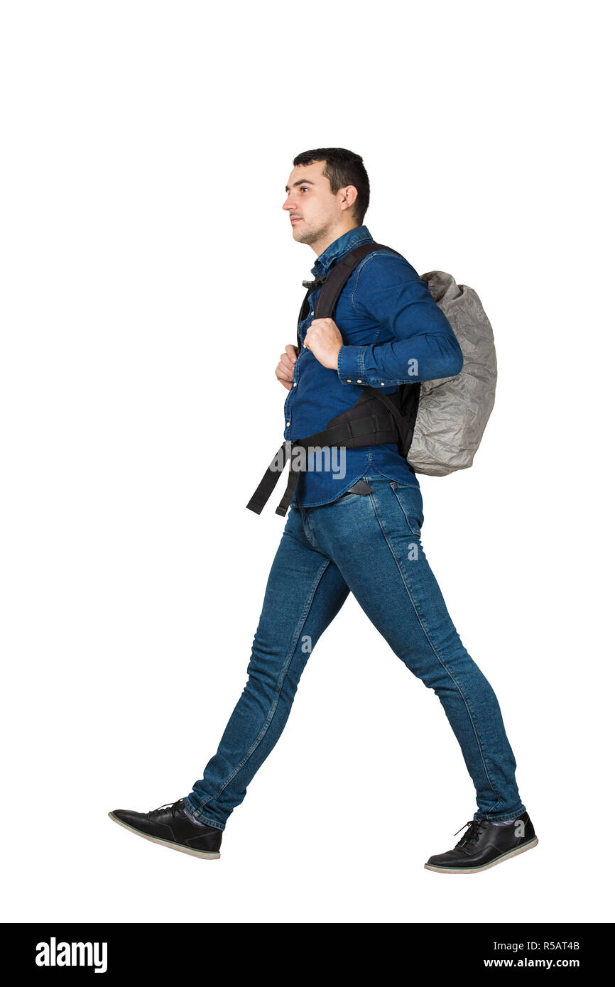 Foto Un hombre seguro de sí mismo con mochila caminando por la