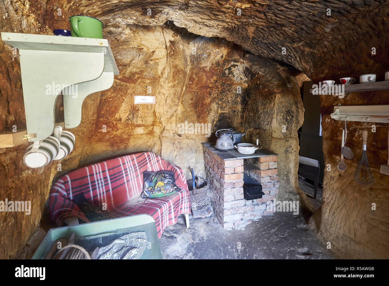 Cocina, casas cueva, Langenstein Langensteiner / Halberstadt, Lkr. Harz, Sajonia-Anhalt, Alemania Foto de stock