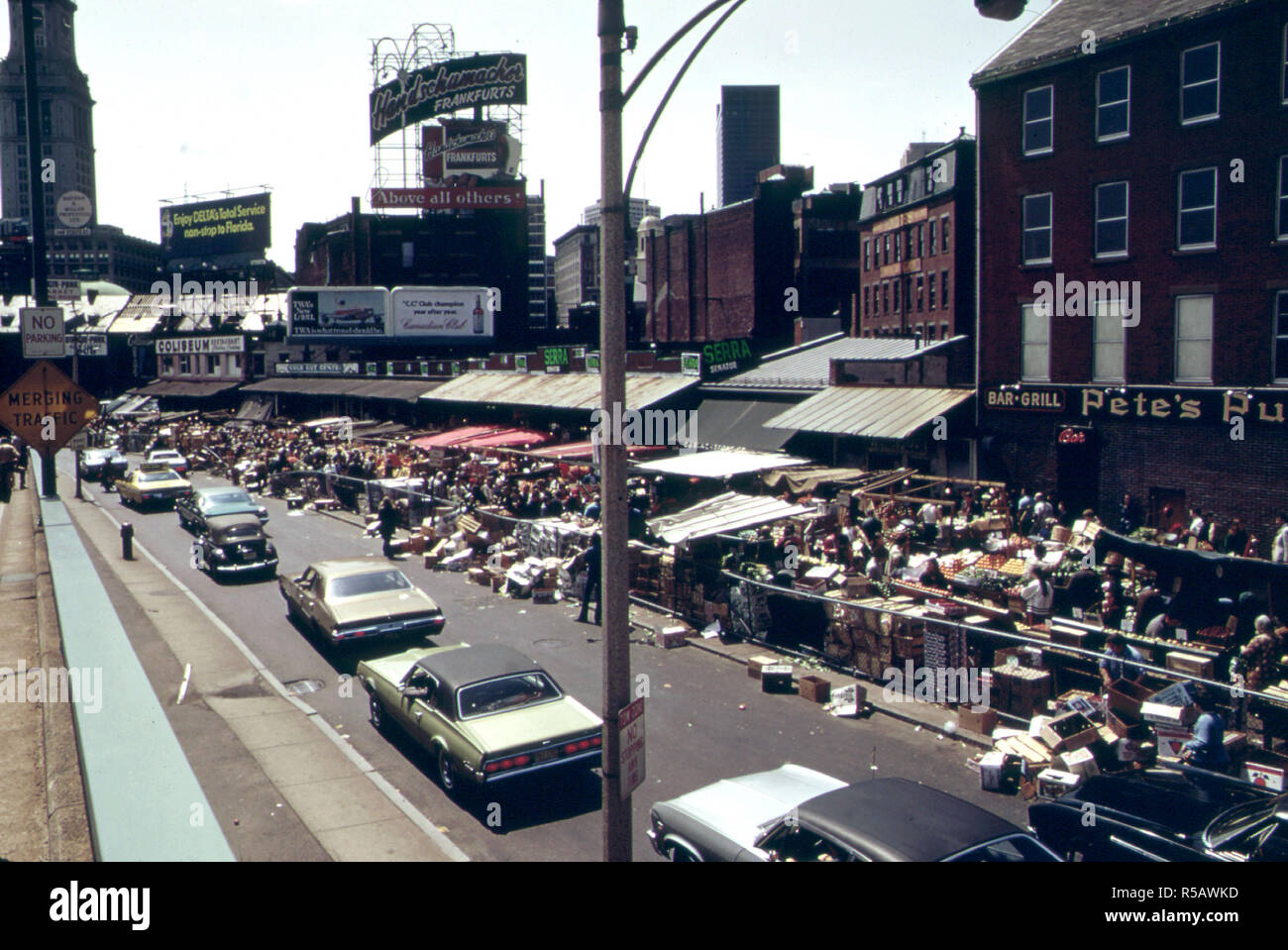 Mercado de comida al aire libre en el cuadrado de Haymarket. La protesta pública guarda la plaza de convertirse en parte de una autopista 05/1973 Foto de stock