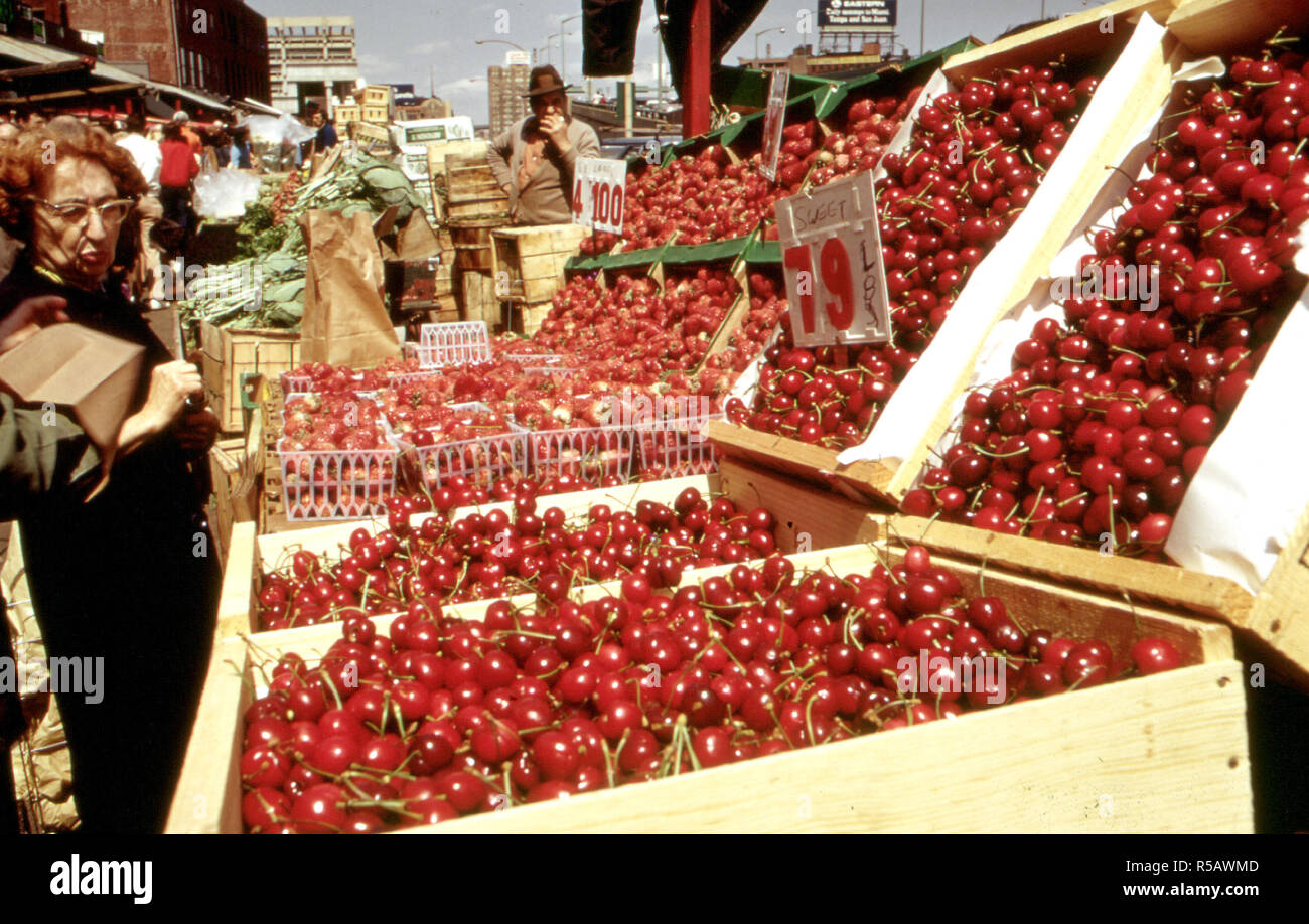 Mayo 1973 - Mercado al aire libre en el cuadrado de Haymarket. La protesta pública mantiene la plaza de convertirse en parte de una autopista 05/1973 Foto de stock