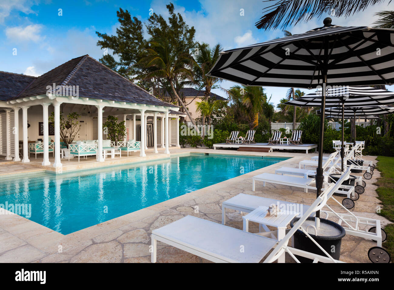 Bahamas, Eleuthera Island, Harbor Island, Pink Sands Beach, junto a la piscina, Dunmore Beach Club Resort Foto de stock