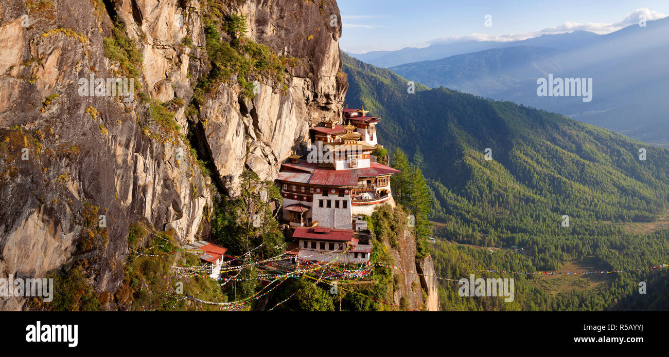 Los Tigres anidan (Taktsang Goemba), valle de Paro, Bhután Foto de stock