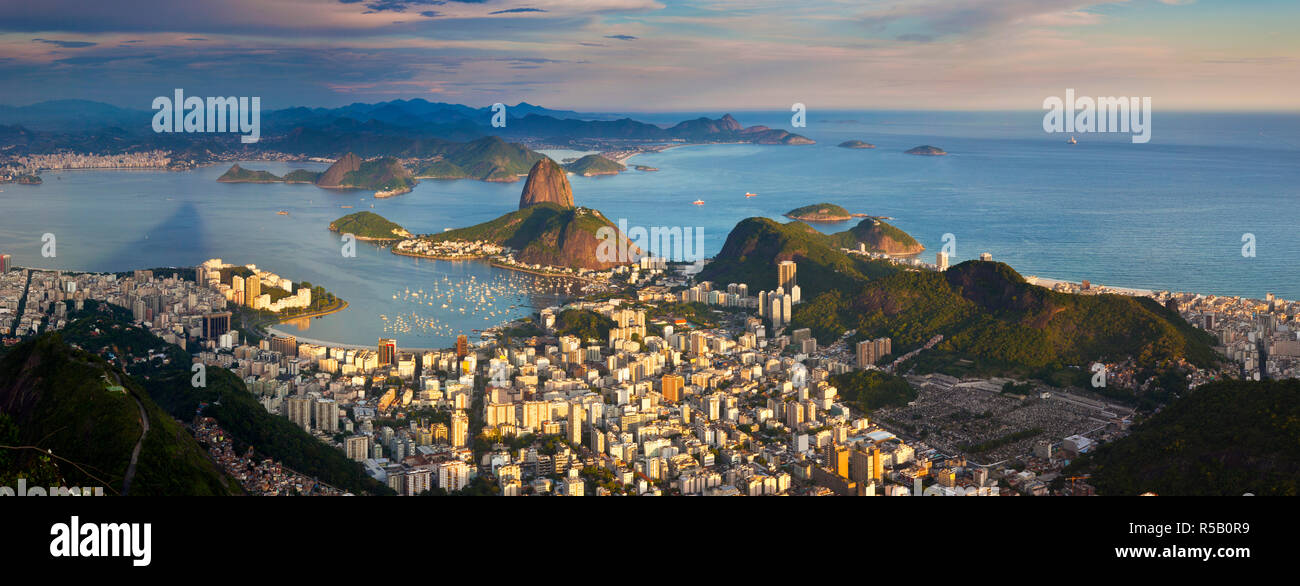 Vistas a la montaña Pan de Azúcar y el centro de la ciudad, Río de Janeiro, Brasil Foto de stock