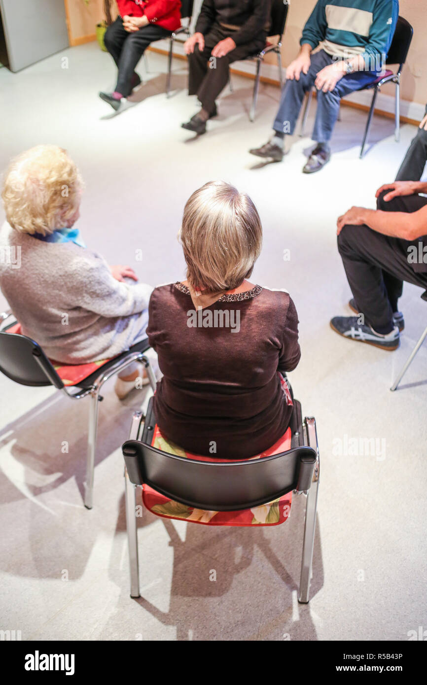 La actividad en un centro de cuidado diurno para personas con la enfermedad de Alzheimer. Foto de stock