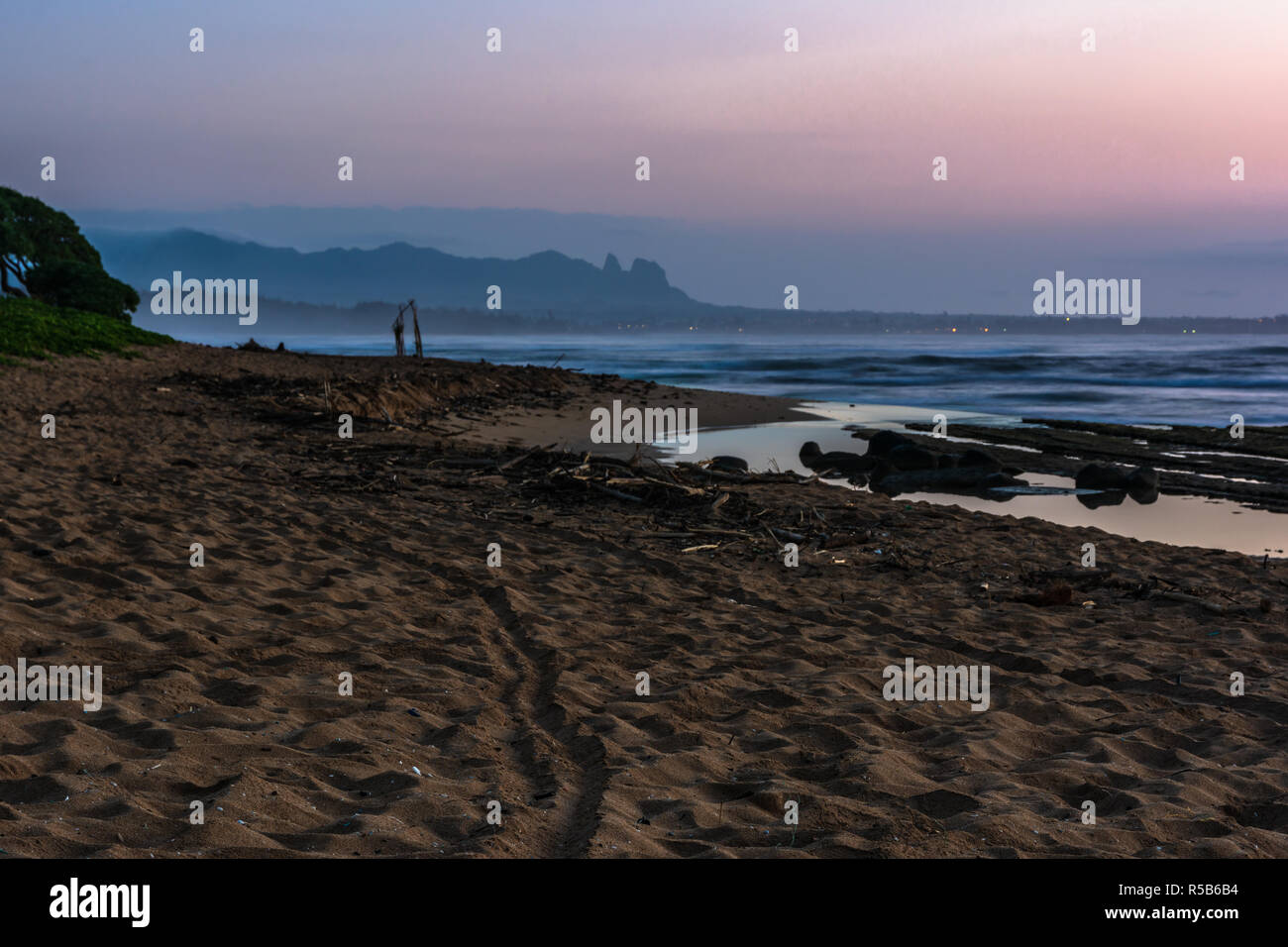 Amanecer en la playa de Lihue, Kauai Hawaii Foto de stock