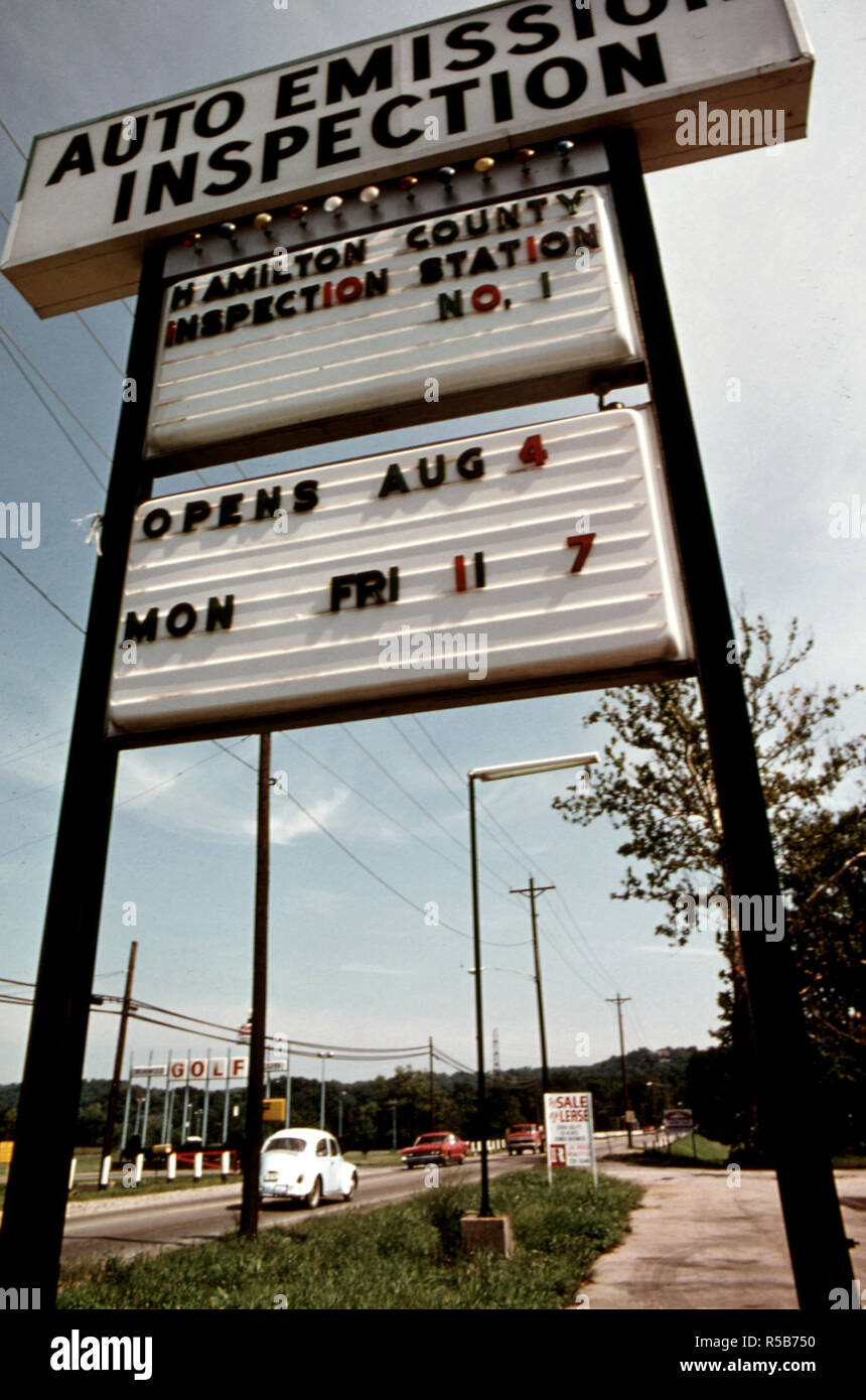 Hamilton County Auto Signo de estación de inspección de emisiones en la aldea de Newtown, Ohio...08/1975 Foto de stock