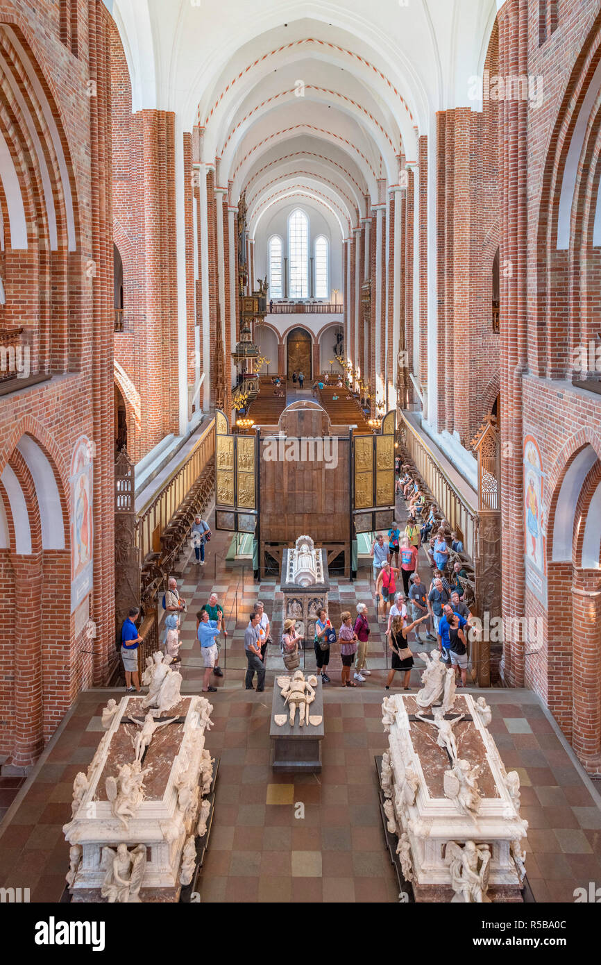 Interior de la Catedral de Roskilde (Roskilde Domkirke), Roskilde, Zelanda, Dinamarca Foto de stock