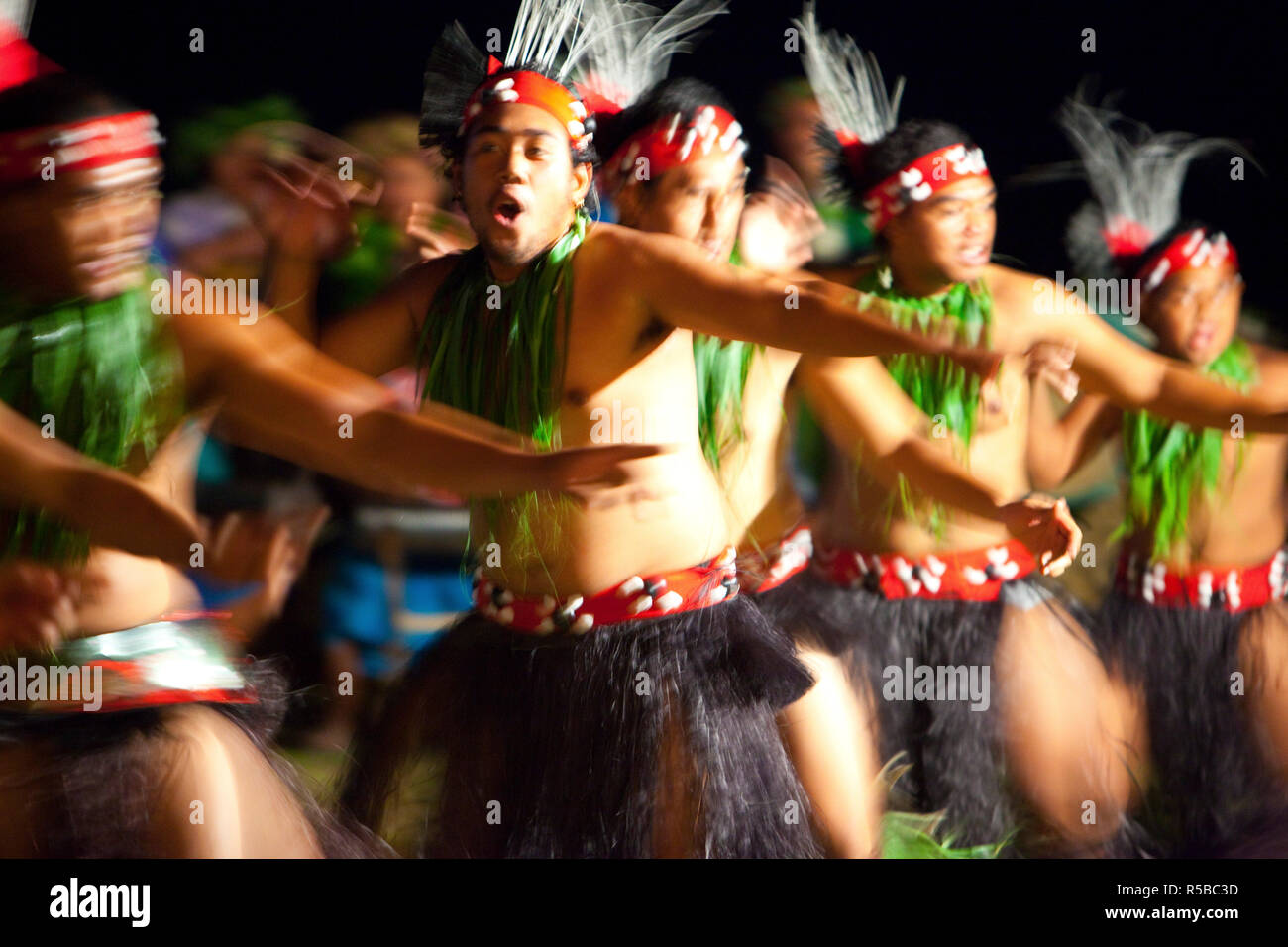 Los bailarines polinesios, Rarotonga, Islas Cook, Pacífico Sur Foto de stock