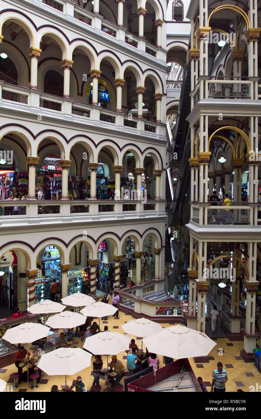 Colombia, Antioquia, Medellín, Centro Comercial el Palacio Nacional, originalmente el Palacio Nacional,ahora un centro comercial Foto de stock