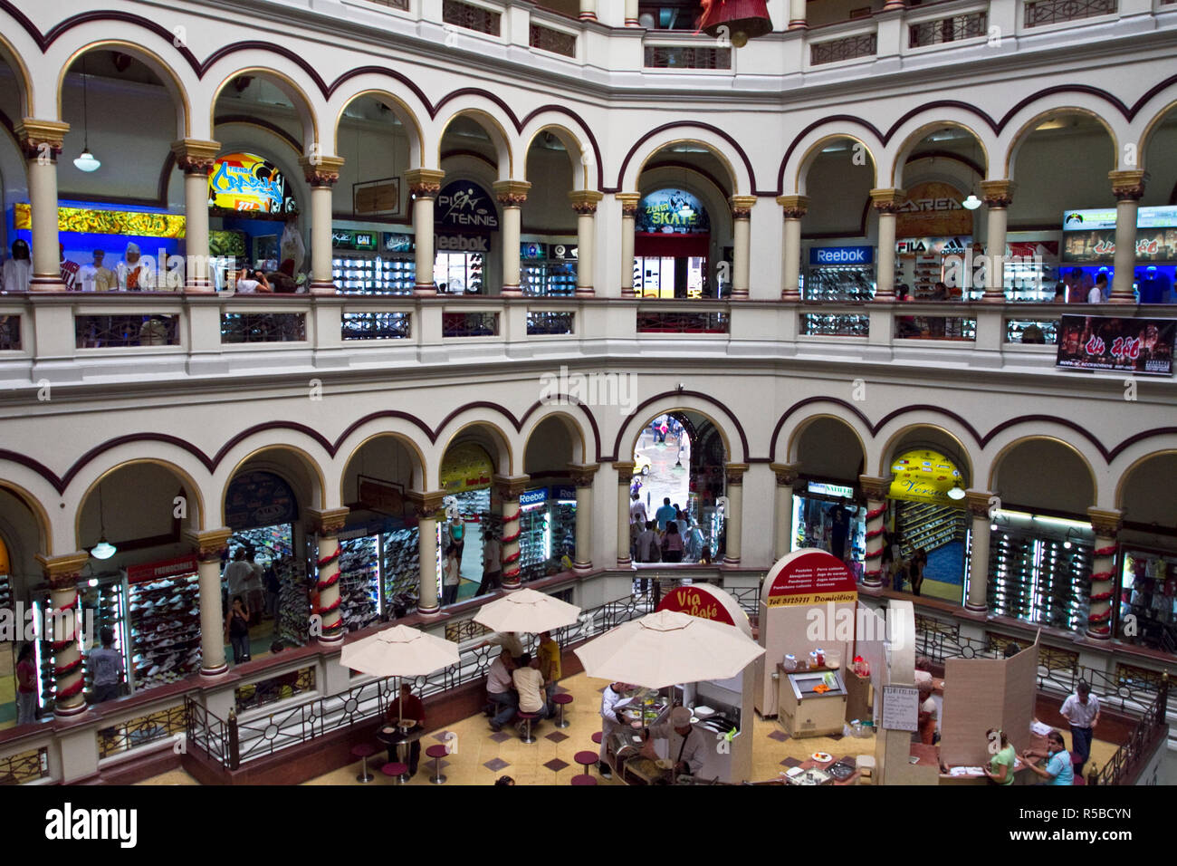 Colombia, Antioquia, Medellín, Centro Comercial el Palacio Nacional, originalmente el Palacio Nacional,ahora un centro comercial Foto de stock