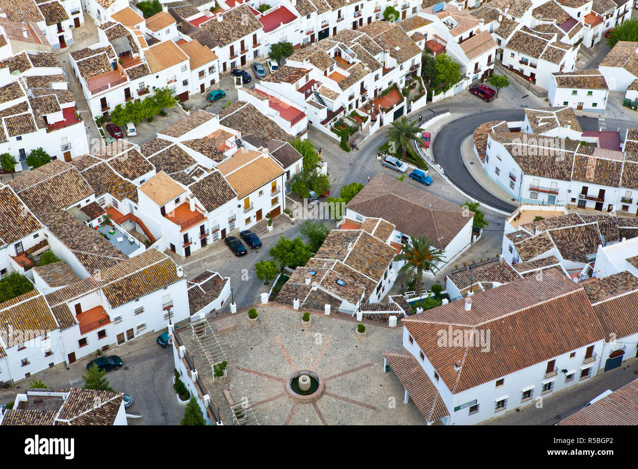 Vista Elevada Sobre Casas De La Ciudad Desde El Castillo Morisco Zahara De La Sierra Provincia De Cadiz Andalucia Espana Fotografia De Stock Alamy