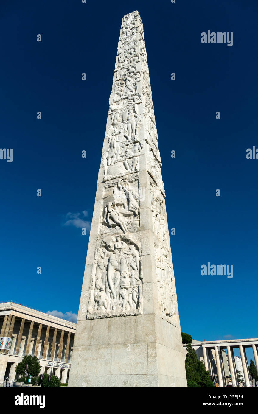 El obelisco de Marconi en la Piazza Guglielmo Marconi, construido para la Esposizione Universale Roma 1942. EUR, Roma, Italia. Foto de stock
