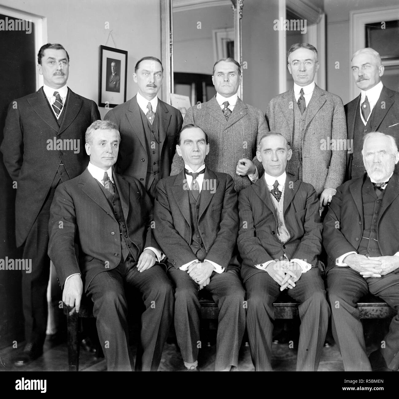 1a fila, L A R: Honorable C. Hull, Daniel C. Roper, T.S. Adams; segunda fila: E.T. Meredith, Wallace D. Simmimns, Stuart W. Crammer, J.E. Sterrett, S.R. Beetra Foto de stock