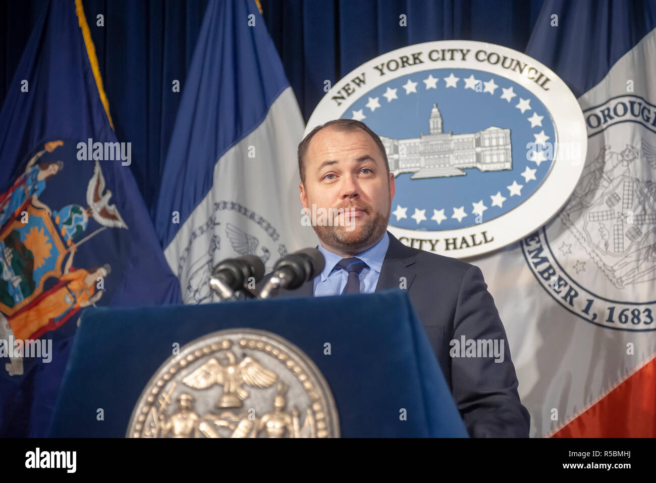 Consejo de la ciudad de Nueva York orador Corey Johnson y los miembros del Consejo de la ciudad de Nueva York celebrará una conferencia de prensa el miércoles, 28 de noviembre de 2018 en el Salón Rojo de la Alcaldía de Nueva York sobre la legislación pendiente. La votación del Consejo sobre la ampliación de los servicios de protección para los votantes encarcelados se discutió entre una multitud de otros proyectos de ley. (Â© Richard B. Levine) Foto de stock