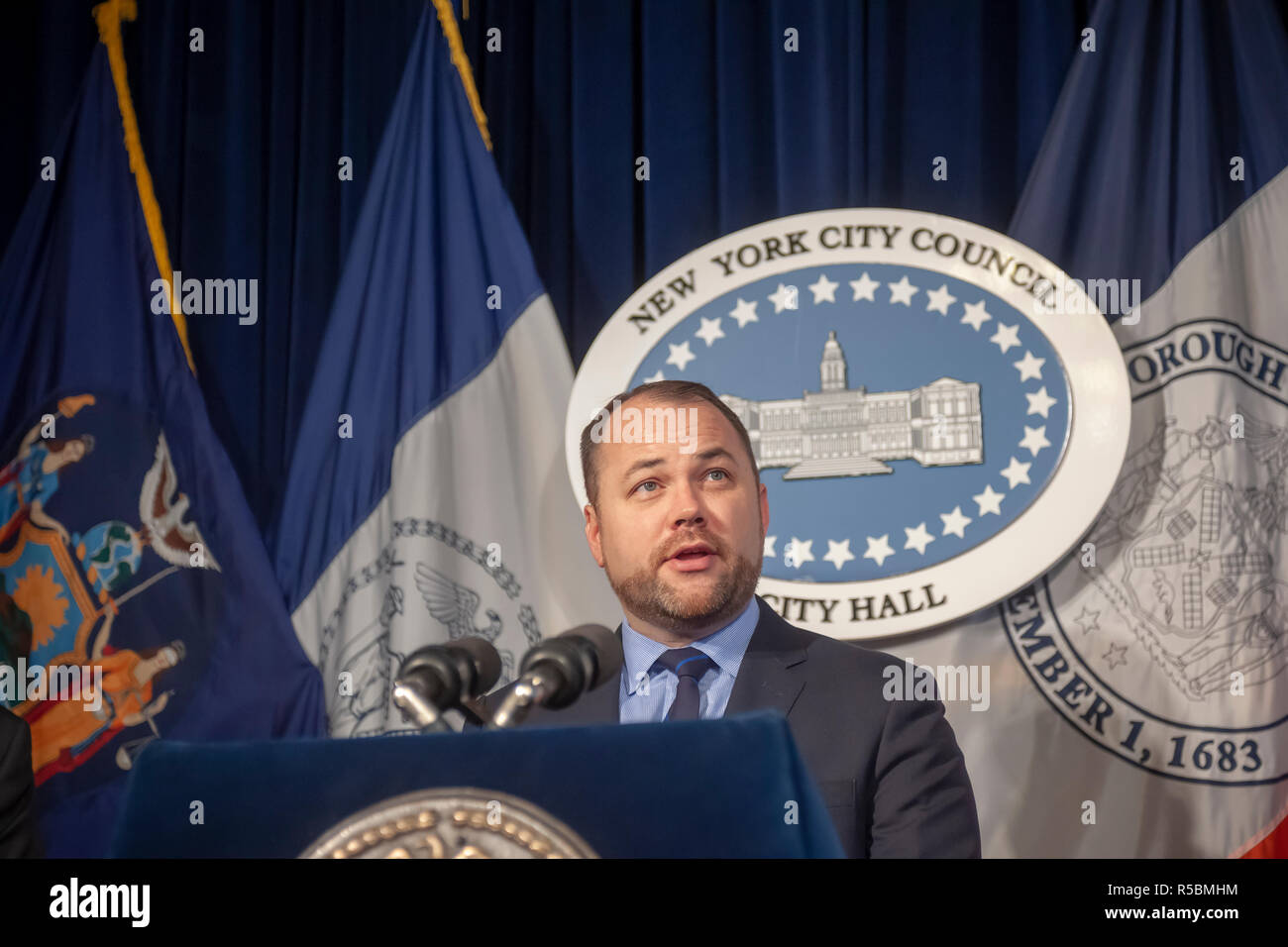 Consejo de la ciudad de Nueva York orador Corey Johnson y los miembros del Consejo de la ciudad de Nueva York celebrará una conferencia de prensa el miércoles, 28 de noviembre de 2018 en el Salón Rojo de la Alcaldía de Nueva York sobre la legislación pendiente. La votación del Consejo sobre la ampliación de los servicios de protección para los votantes encarcelados se discutió entre una multitud de otros proyectos de ley. (Â© Richard B. Levine) Foto de stock