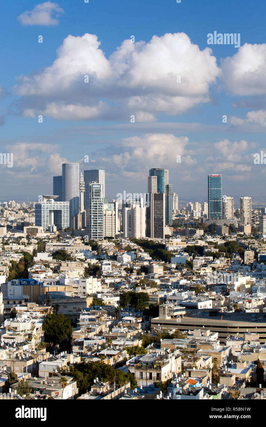 Israel, Tel Aviv, elevada con vistas a la ciudad, hacia el centro comercial y de negocios Foto de stock