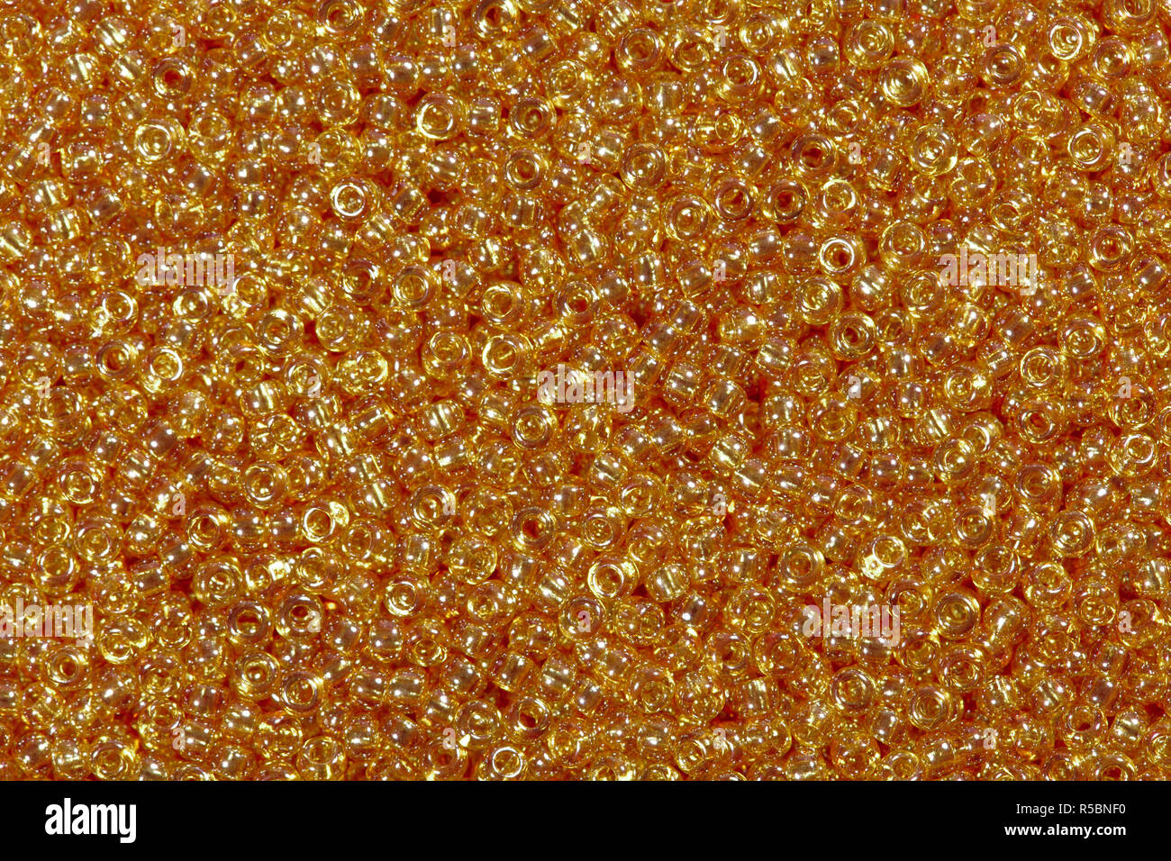 Cerca de hermosas perlas de color naranja brillante. Foto de stock