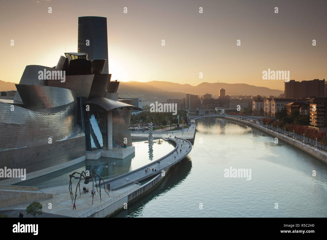 España, el País Vasco, provincia de Vizcaya, Bilbao, el Museo Guggenheim, diseñado por Frank Gehry con araña Maman, escultura de Louise Bourgeois Foto de stock