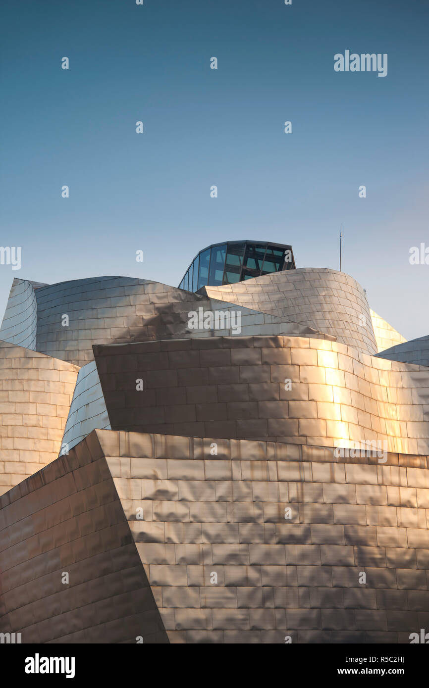 España, el País Vasco, provincia de Vizcaya, Bilbao, el Museo Guggenheim, diseñado por Frank Gehry Foto de stock