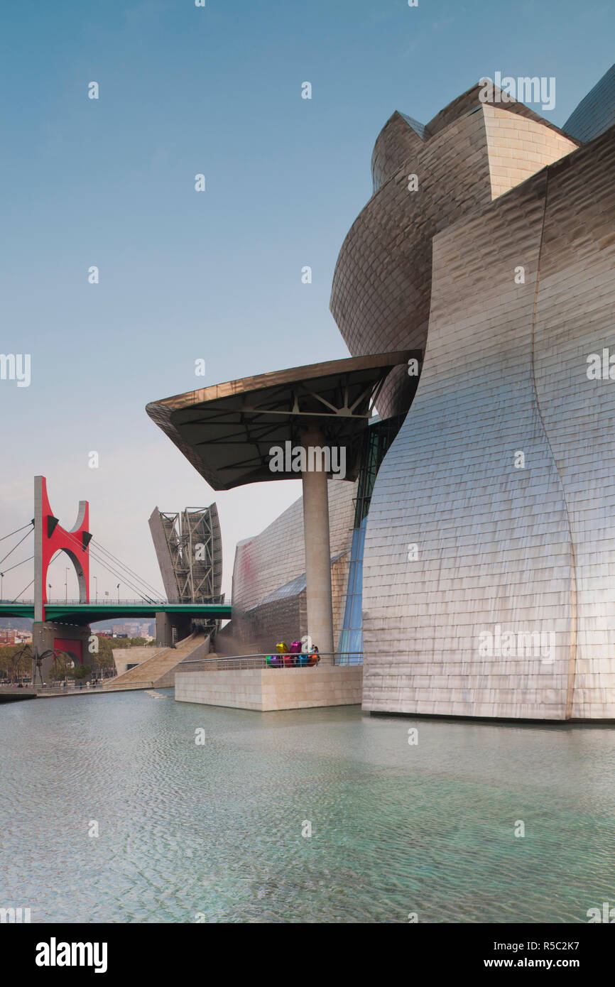 España, el País Vasco, provincia de Vizcaya, Bilbao, el Museo Guggenheim, diseñado por Frank Gehry Foto de stock