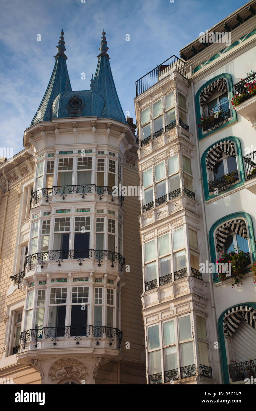 España, Cantabria, la Provincia de Cantabria Castro-Urdiales, Harbourfront edificios Foto de stock