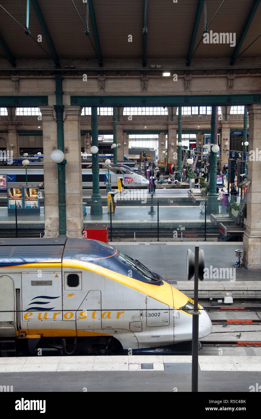 Tren Eurostar, a la estación Gare du Nord, Paris, Francia Foto de stock