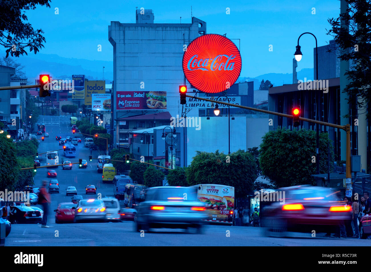 Costa Rica, San José, en el centro de la ciudad, la parada de autobús de Coca-Cola signo, Avenue 1 Foto de stock