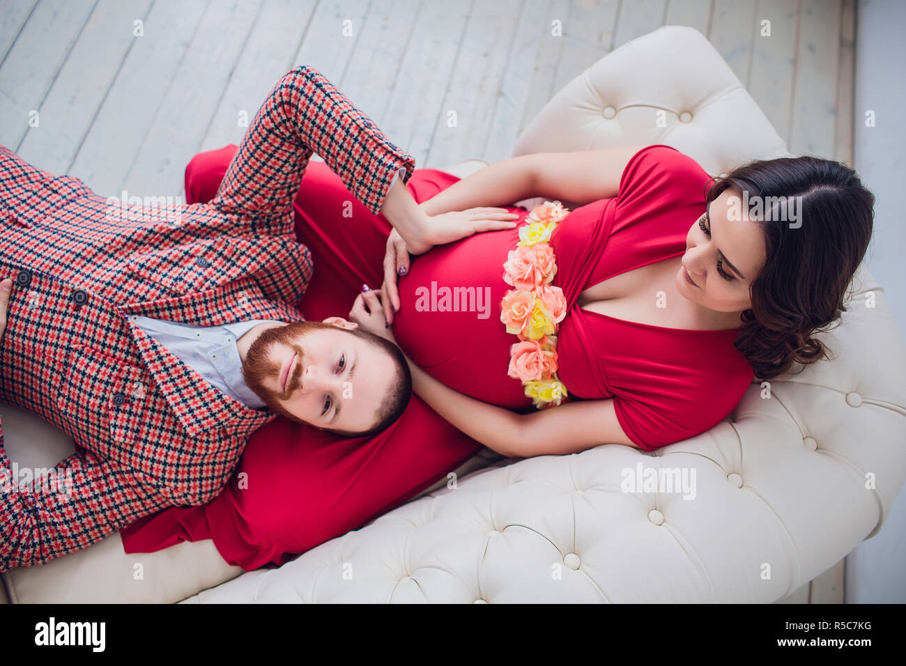Las mujeres embarazadas hermosa joven pareja sentada en sofá vintage en  casa vista superior Fotografía de stock - Alamy