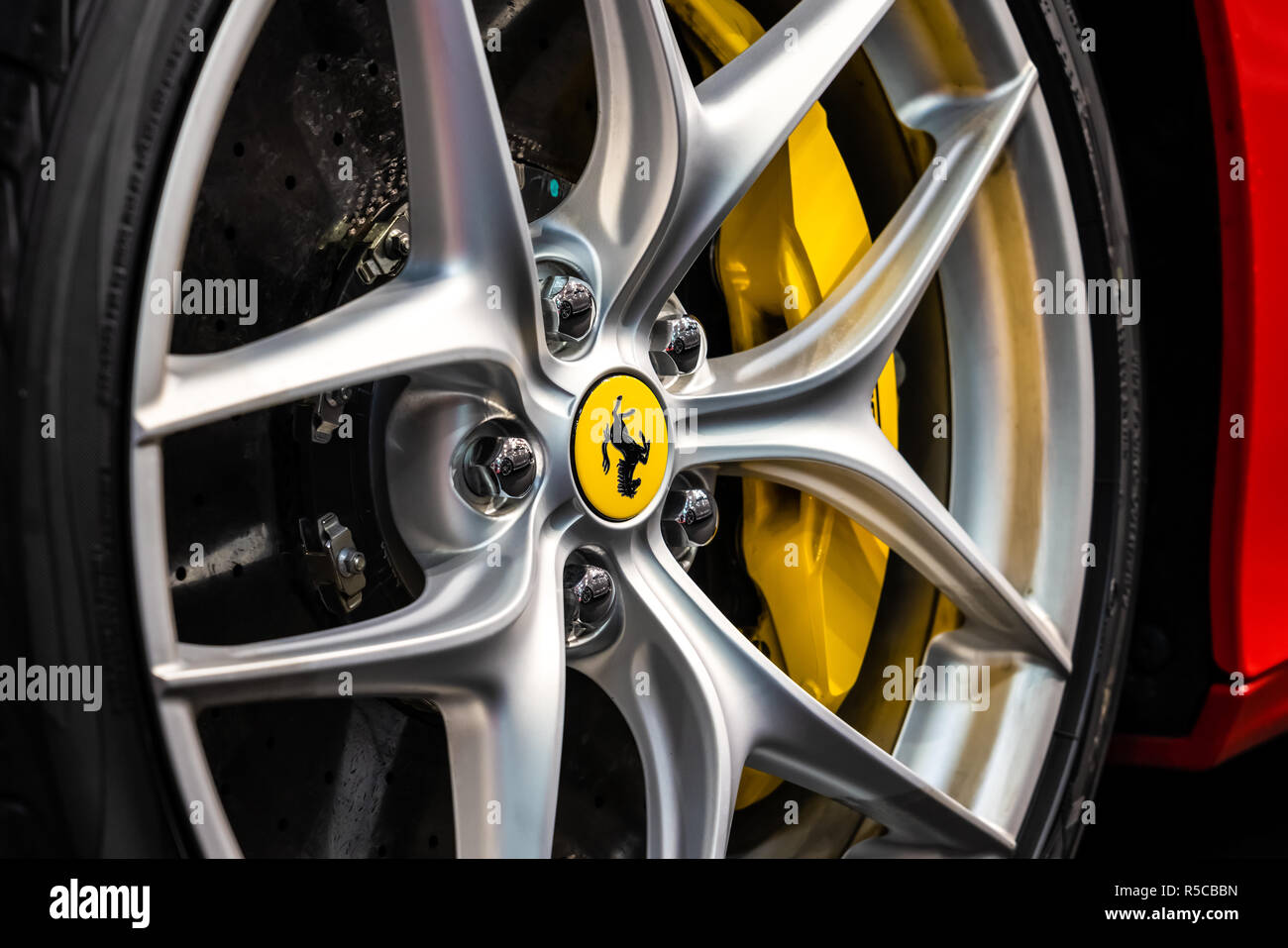 Bucarest, Rumania - Octubre 19, 2018: Ferrari logo firmar Closeup Ver en coche de Ruedas de aleación con amarillo de pinzas de freno y freno de disco perforado Foto de stock