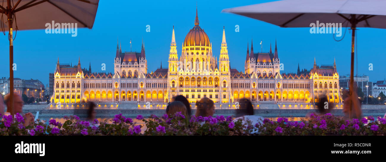 Edificio del Parlamento húngaro iluminado al anochecer, en Budapest, Hungría Foto de stock