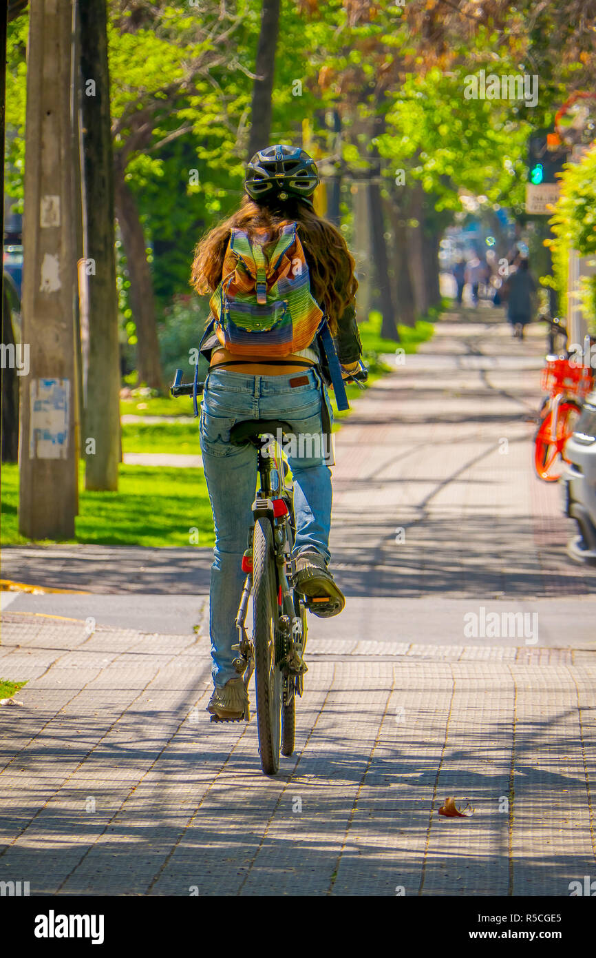 SANTIAGO, CHILE - Septiembre 13, 2018: Vista posterior de la mujer no  identificada ciclismo su bicicleta de alquiler en la ciudad durante el  precioso hermoso día soleado en el centro de la