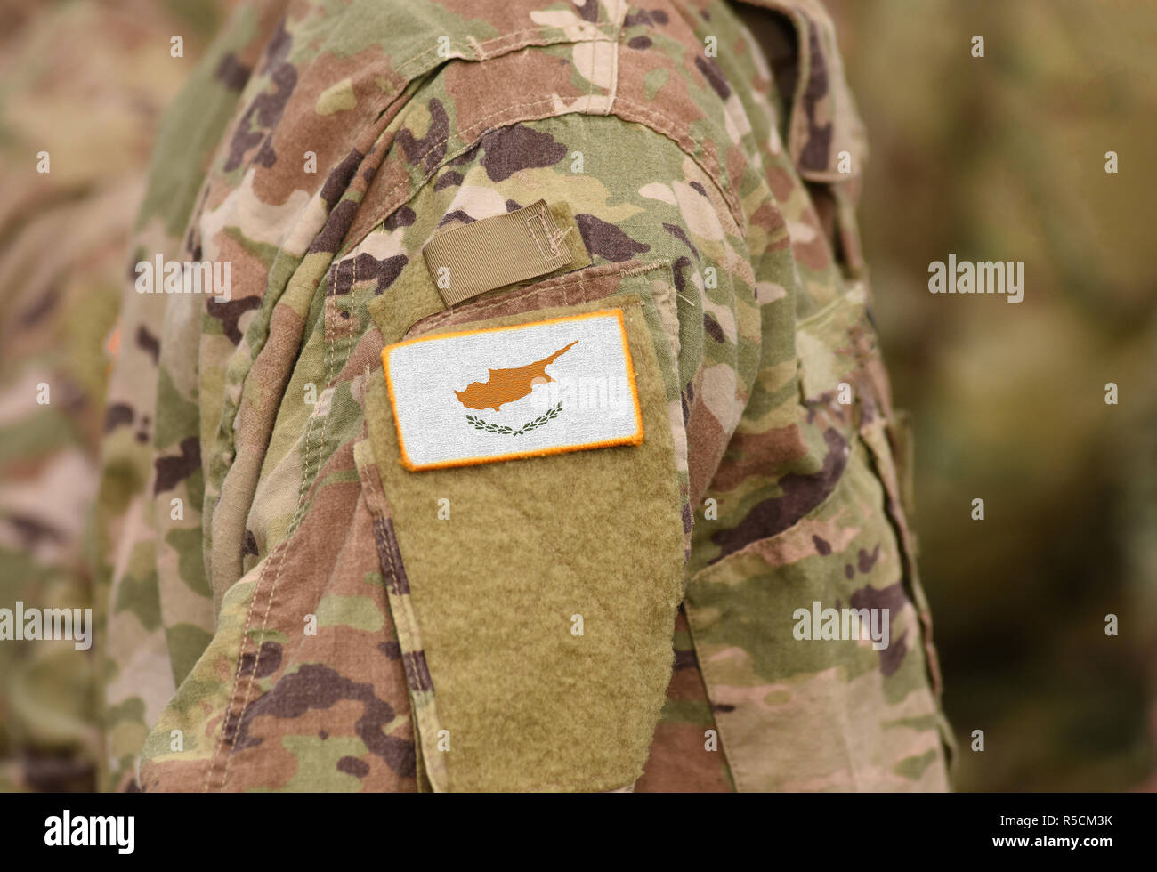 Bandera de Chipre sobre soldados brazo (collage). Foto de stock