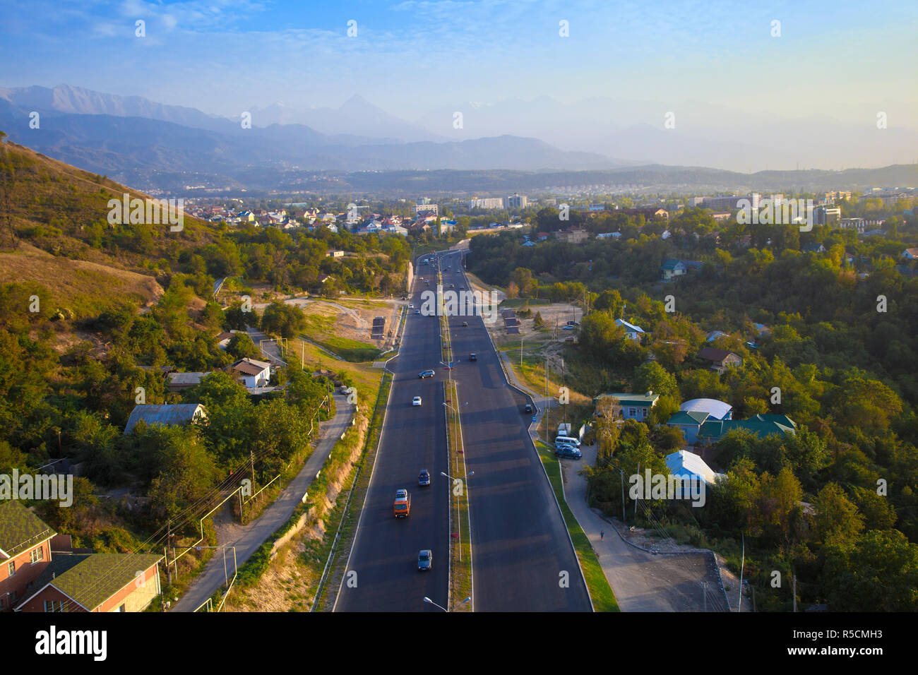Kazajstán, Almaty, Vista de Almaty del teleférico Kok-Tobe Foto de stock