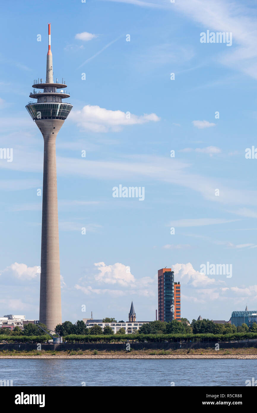 Dusseldorf, Alemania. Torre Rheinturm (RIN). Foto de stock