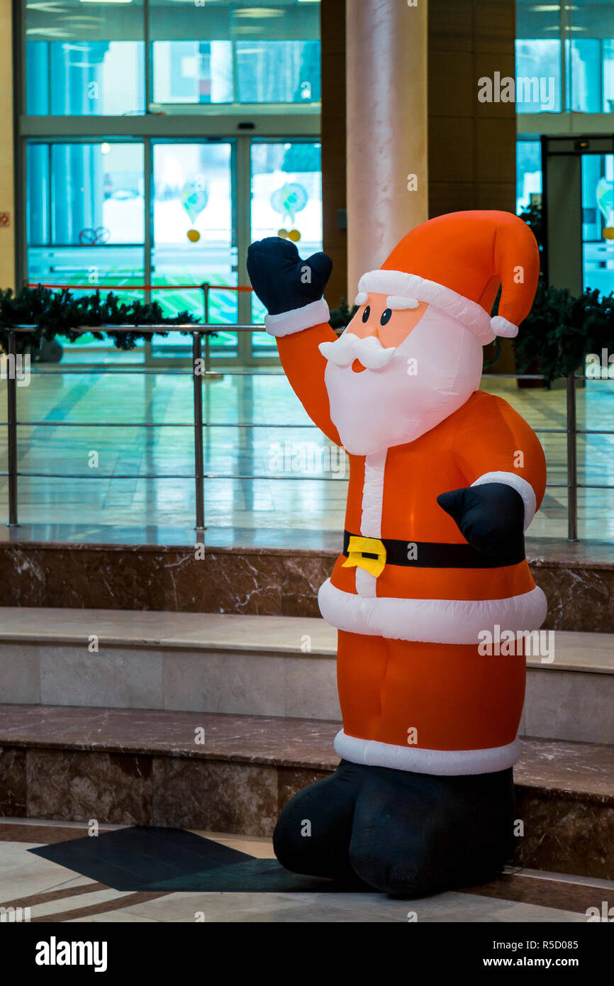 Navidad Santa Claus en guantes negros y una gorra roja está listo para  atender a los niños Fotografía de stock - Alamy