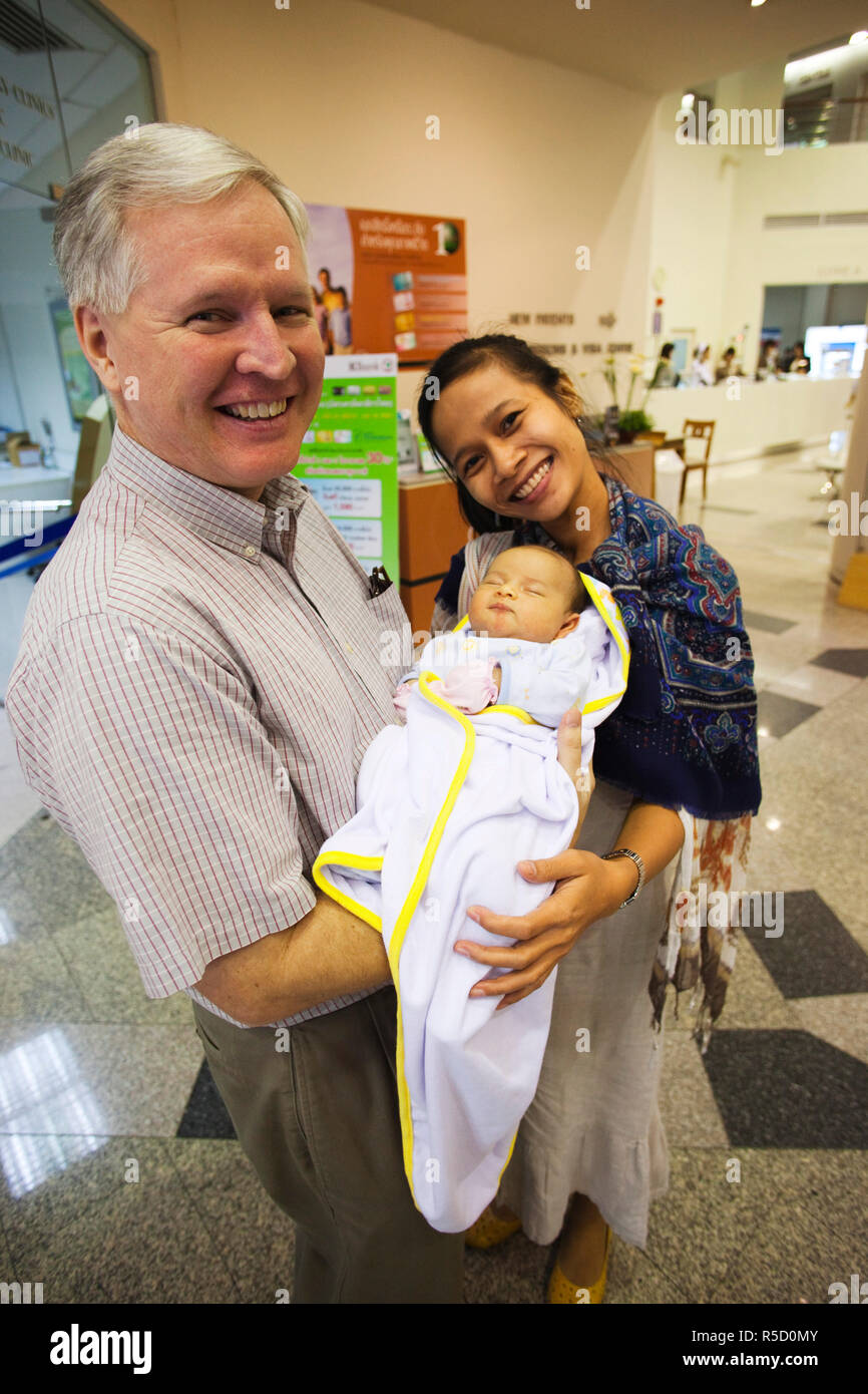 Tailandia, Bangkok, parejas mixtas con New Born Baby Fotografía de stock -  Alamy