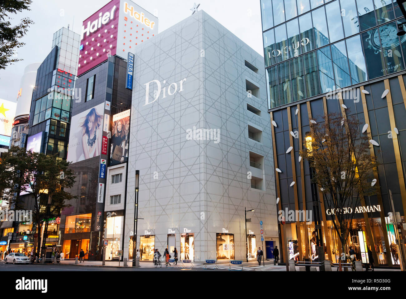 Foto de Celine E Boutique De Moda Marca Dior No Tokyo Ginza Exterior Do  Edifício Moderno E Chique Visão Ampla Do Ângulo Da Rua Com Turistas Andando  Por Aí e mais fotos