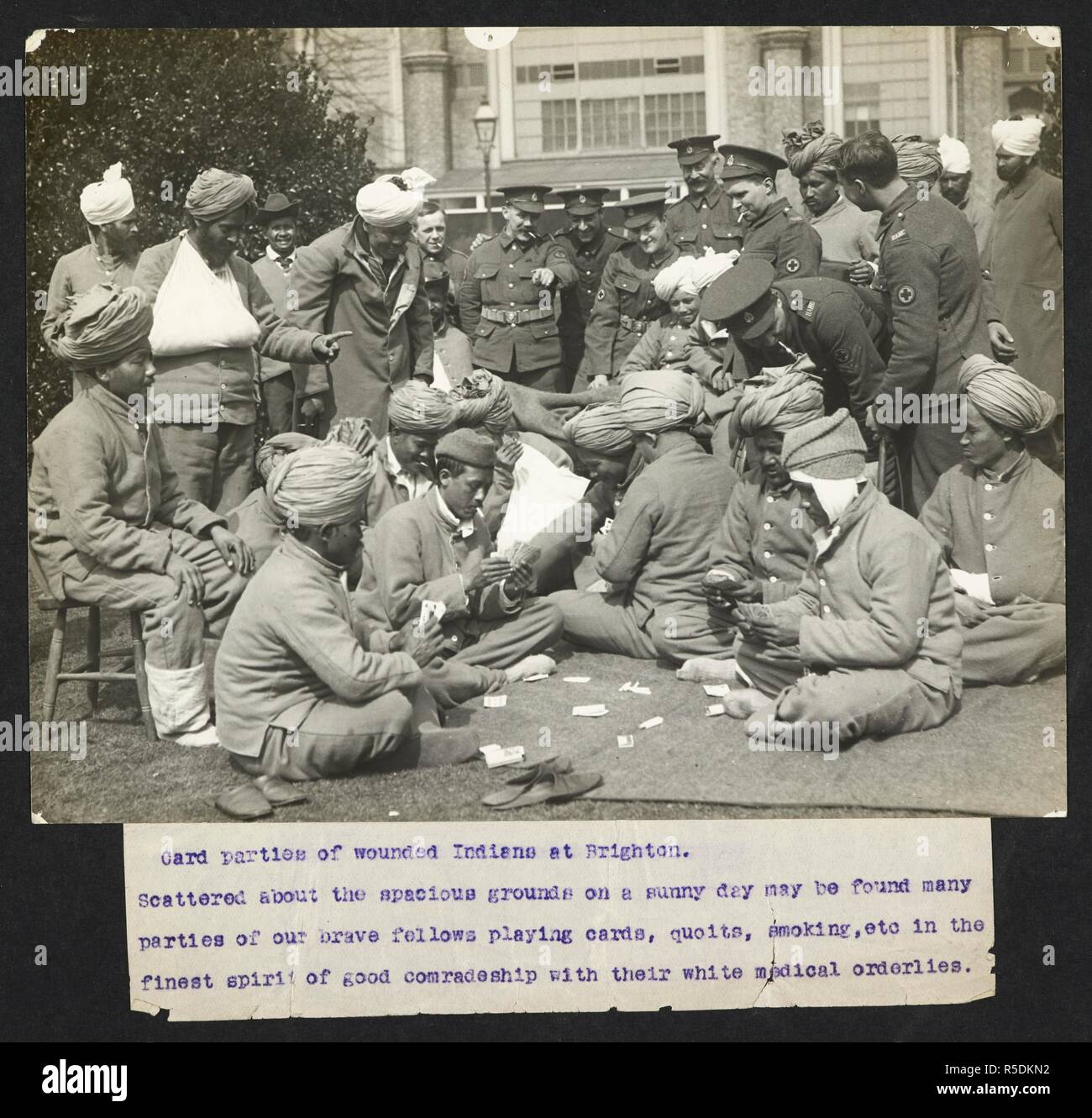 Tarjeta de partidos indios heridos en Brighton. Los soldados indios, jugando a las cartas, visto por enfermeros. Registro del ejército indio en Europa durante la Primera Guerra Mundial. Siglo XX, 1915. Impresiones de gelatina de plata. Fuente: Foto 24/(20). Idioma: Inglés. Autor: Girdwood, H. D. Foto de stock