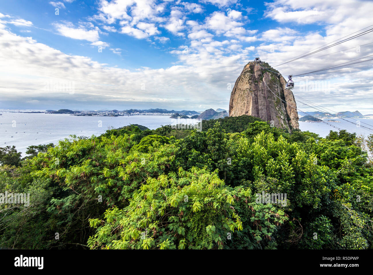 Vistas a la montaña Pan de Azúcar y la ciudad de Rio de Janeiro, suburbios y favelas, impresionantes vistas sobre las bahías, islas, la playa y el horizonte de la ciudad Foto de stock
