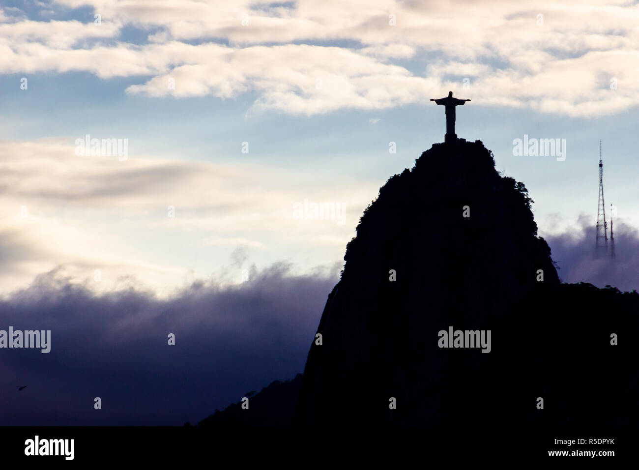 La impresionante estatua del Corcovado Cristo Redentor en la parte superior de Río de Janeiro es el más reconocible de la ciudad con el Pan de Azúcar Foto de stock